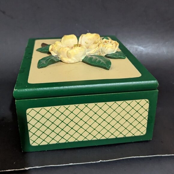 vintage Handpainted Green Cream trinket jewelry Box With 3D Magnolia Flower - Picture 8 of 8